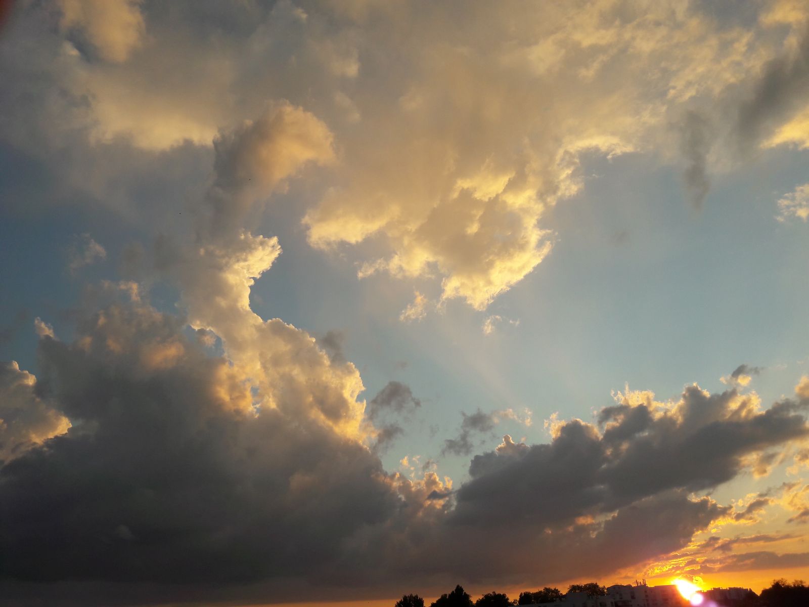 Ciel de nuages dorés au coucher du soleil