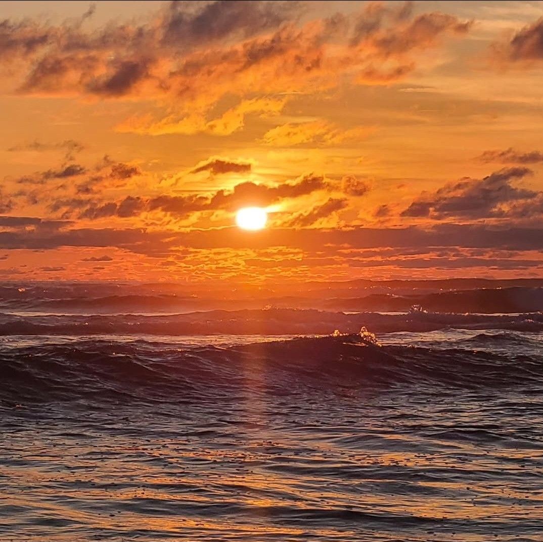 Vague sur l'océan au coucher de soleil