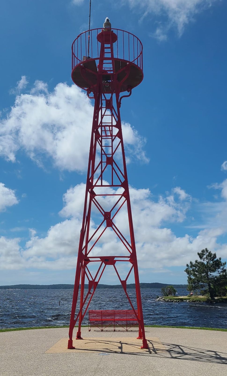 Le sommet d'un phare rouge veillant sous un ciel dégagé